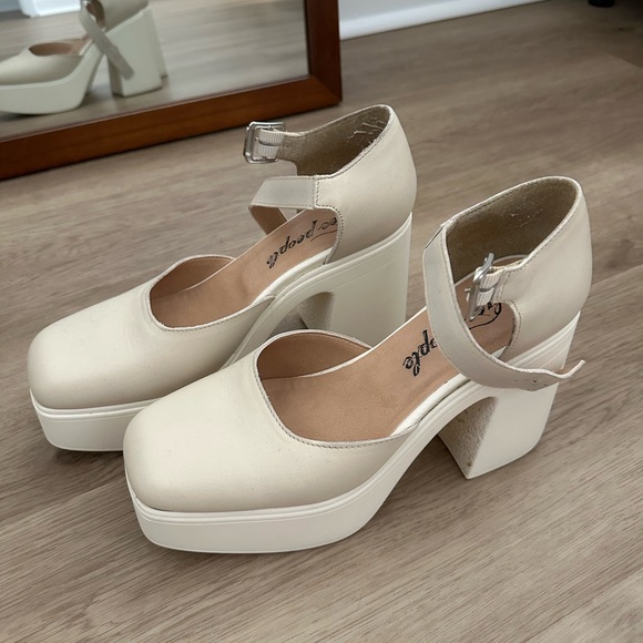 Free People - Gwen Mary Jane Platform Pump in Moonlight - Picture 3 of 4